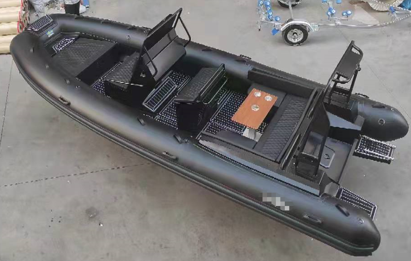 Hvis RIB-båden stadig snurrer ofte efter justering af motormonteringsvinklen, kan følgende årsager være ansvarlige